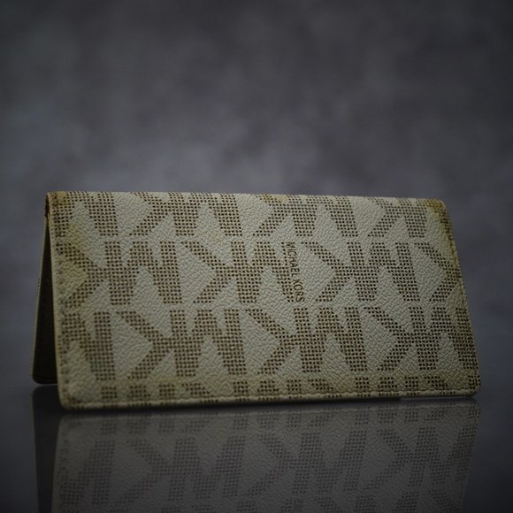 Michael Kors Monogram Checkbook Wallet - Picture 2 of 6